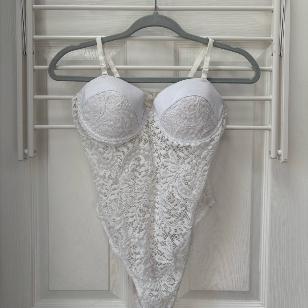 Chic White Lace Underwire Bodysuit
